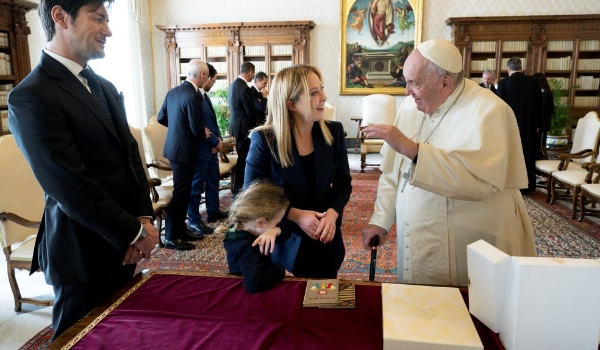Premiê italiana de extrema direita tem encontro 'cordial' com Papa Francisco