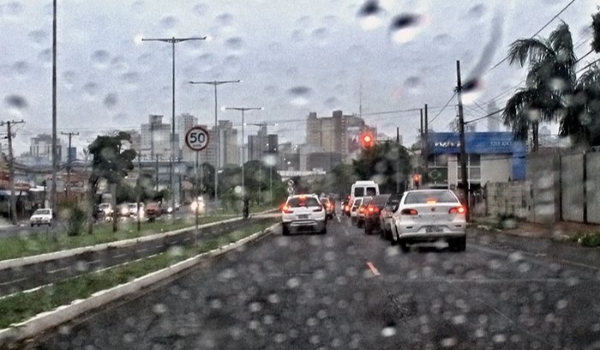 Quinta-feira será de tempo nublado com pancadas de chuva e trovoadas