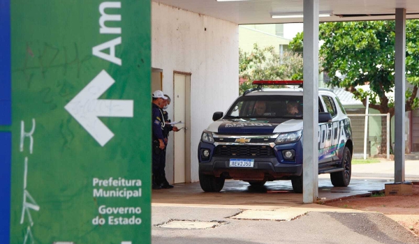 Em plena luz do dia, rapaz sai de barbearia e é baleado por dupla em moto