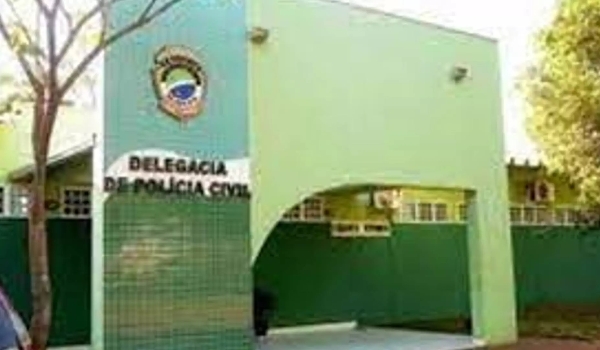 Mãe é levada para a delegacia após abandonar filhos em casa e menina ser agredida com mangueira