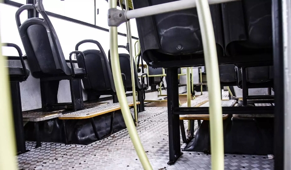 Atiradores invadem ônibus, perseguem e matam detento a caminho de presídio de Campo Grande