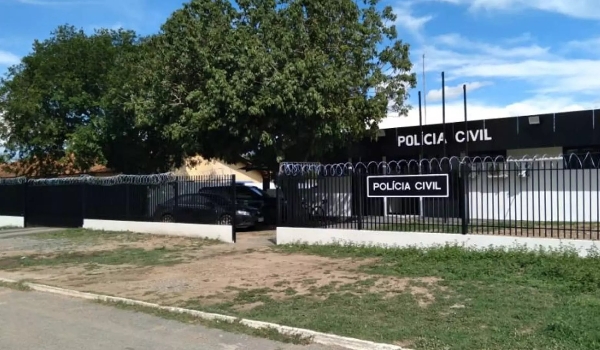 Briga em bar acaba com rapaz ferido a pauladas e esfaqueado nas costas