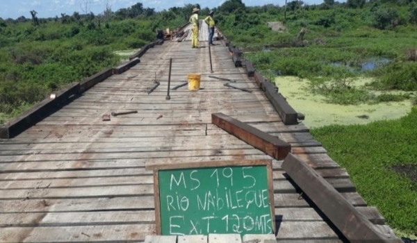 Ponte sobre Rio Nabileque na região do Pantanal recebe manutenção e reforma completa