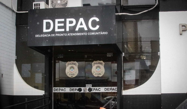 Homem é assassinado a facadas em frente de casa