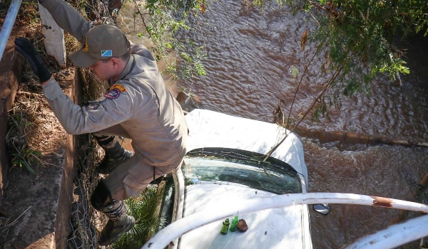 Motorista perde controle da direção e carro cai dentro de córrego