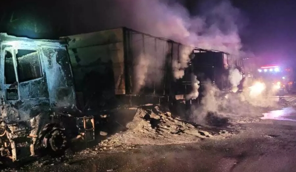 Carreta bitrem carregada de cimento fica destruída ao pegar fogo