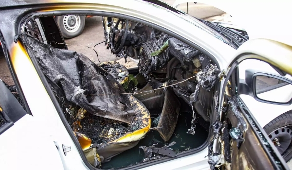 Motorista de aplicativo é esfaqueado e tem carro incendiado após corrida em Campo Grande