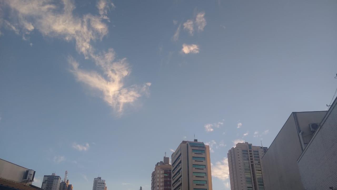 Termômetros chegam aos 34°C e dia será de céu claro em MS