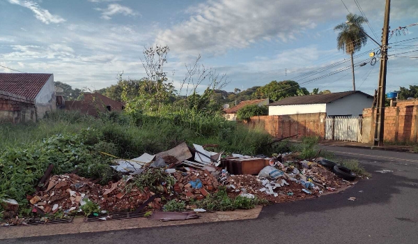 Terreno tomado por lixo e entulhos atormenta Bairro Silvia Regina