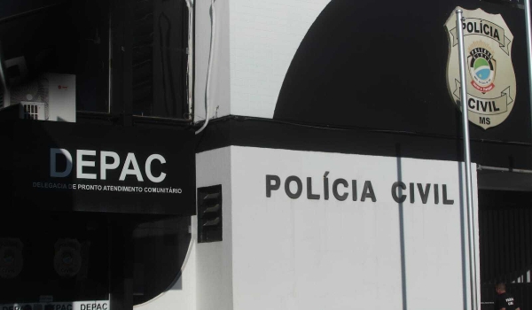 Criança de 6 anos esfaqueia garoto de 9 em campo de futebol