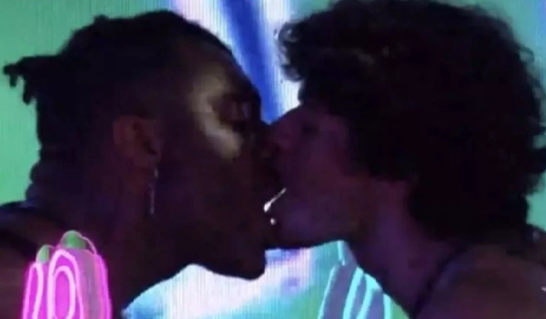 Mosca de Chiquititas protagoniza o primeiro beijo gay do BBB 23 e quer conhecer marido de Fred