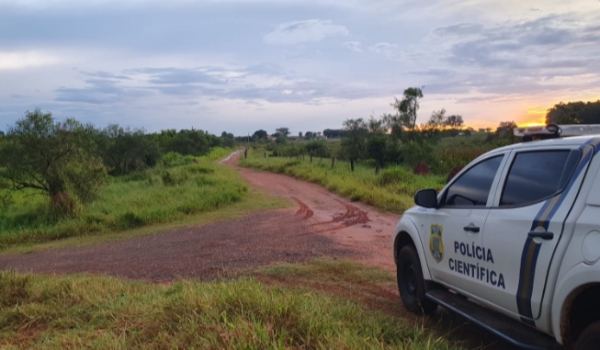 Polícia investiga se mulher encontrada em córrego foi vítima de feminicídio