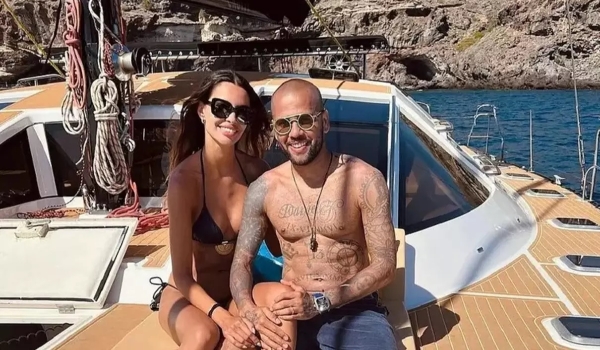 Mulher de Daniel Alves pede privacidade a jornalistas após prisão do jogador