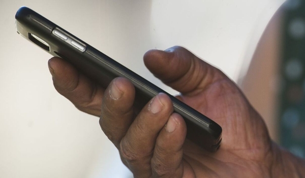 Golpista se passa por funcionário de banco durante ligação e idosa perde R$ 75 mil