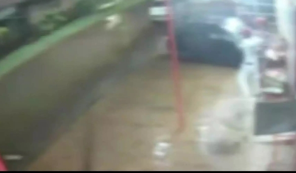 Mulher atropela 2 vezes padrasto em calçada que é socorrido com afundamento de crânio