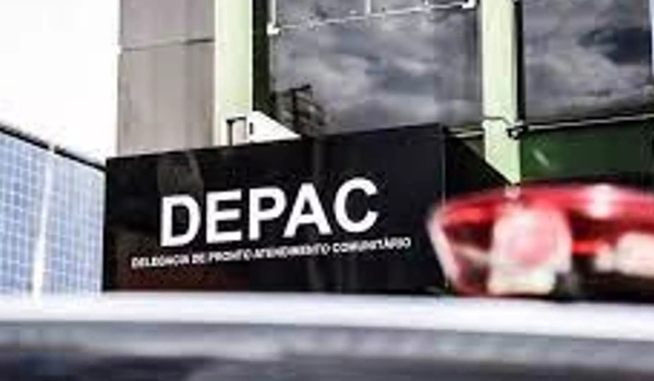 Cancela de estacionamento demora a abrir e motorista agride porteiro com socos e cadeiradas