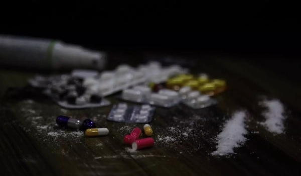 Isca para dependência, droga de balada é fácil de achar e virou febre entre jovens de Campo Grande