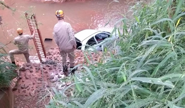 Carro cai em córrego e mata duas pessoas em Mato Grosso do sul