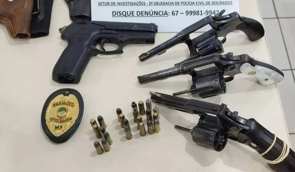 Ex que atirou em atual e mulher na saída de conveniência é preso; armas foram apreendidas