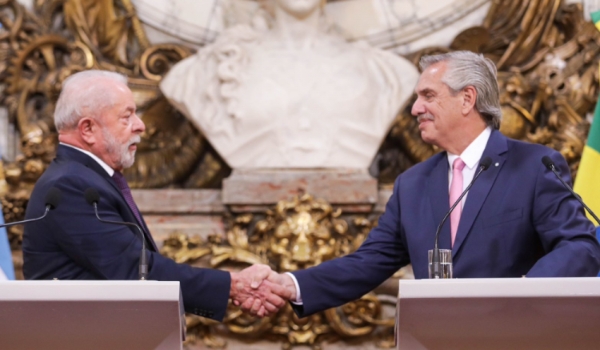 Na presença de Evo Morales e Fernández, Lula afirma querer retomar a Unasul