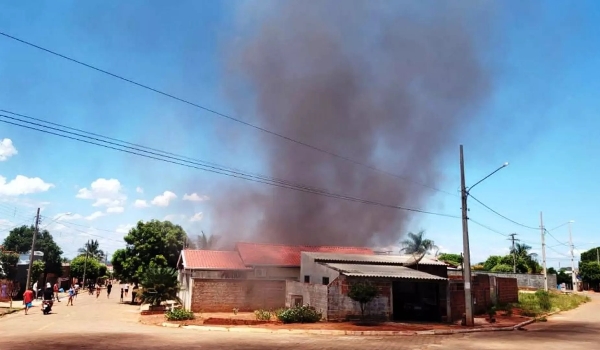 Residência onde casal morava com 4 filhos é incendiada e chamas destroem quarto