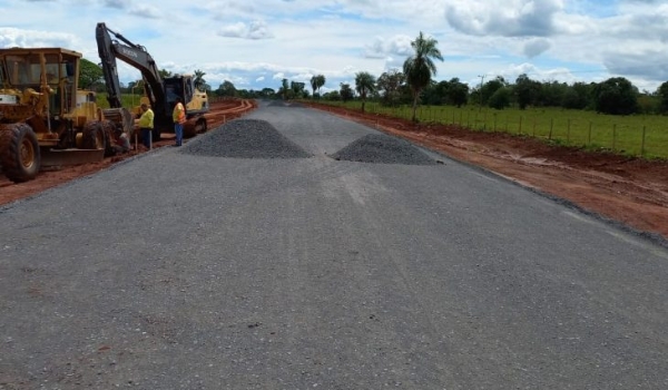 Com investimento de R$ 18 milhões, obra de acesso ao distrito de Albuquerque segue em várias frentes de trabalho