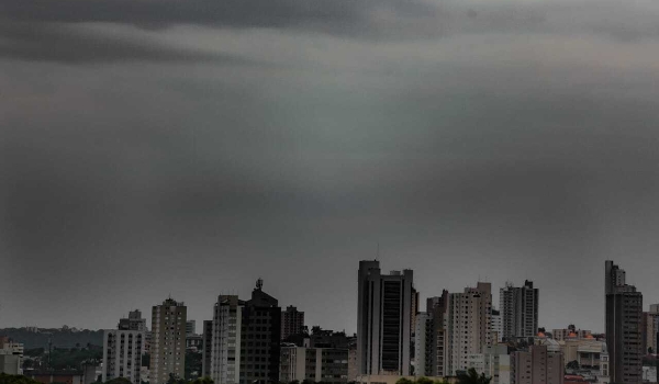 Domingo será de céu nublado com pancadas de chuva no Estado