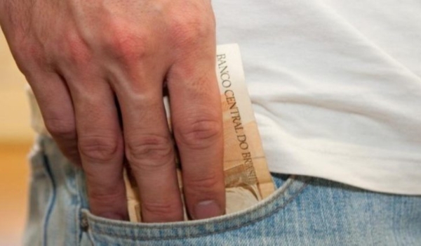 Salário de 86 mil servidores estará disponível dia 3, injetando R$ 406 milhões na economia