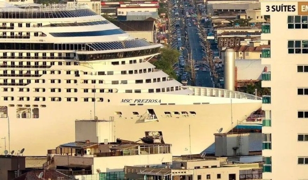 Moradora de Santos registra navio no meio da paisagem e impressiona