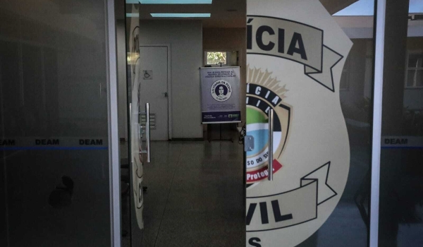 Menina de 14 anos tem bebê após passar mal e padrasto acaba preso