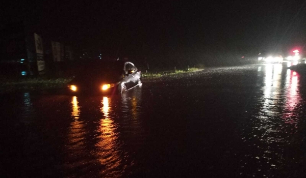 Mãe e criança são socorridas de veículo em rodovia alagada