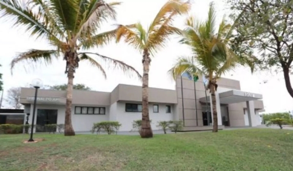 Juiz manda prender homem por causar transtorno e chegar bêbado em audiência em fórum de MS