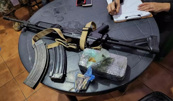 Polícia apreende metralhadora de uso militar, munições e drogas na fronteira com MS