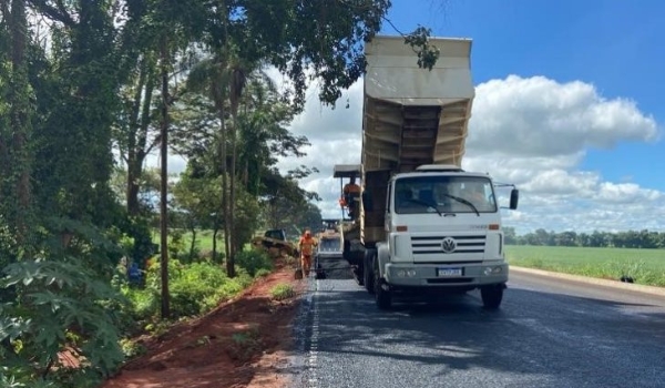 Obra em rodovia que liga Terenos à Ponte do Grego avança com aplicação de concreto asfáltico
