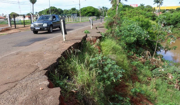 Ainda sem conserto, desmoronamentos em pontos movimentados oferecem riscos