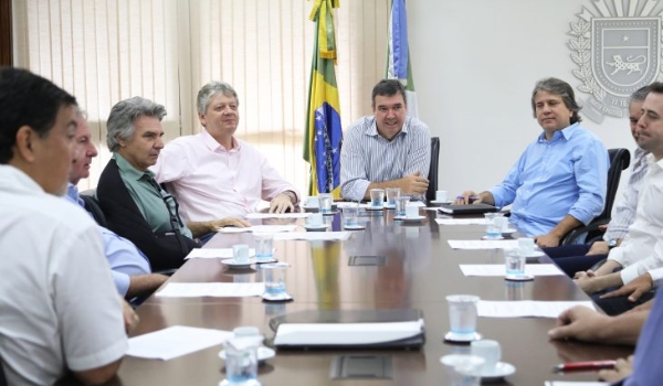 Governador discute obras da rota bioceânica com setor de transportes de MS