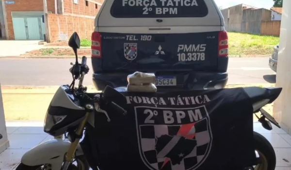 Motociclista é preso com tabletes de maconha após perseguição em bairro