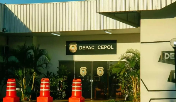 Com filho de 5 anos no carro, mulher é presa por provocar acidente embriagada e fugir