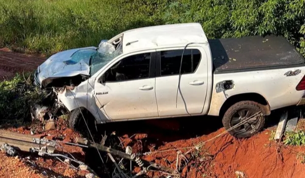 Motorista perde controle, caminhonete cai em vala e duas pessoas ficam feridas