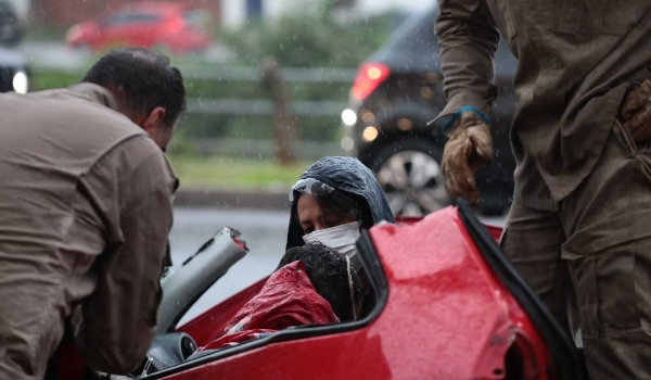 Motorista perde controle da direção, atinge poste e fica preso às ferragens