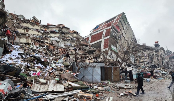 Pelo menos 100 tremores secundários foram registrados na Turquia após terremoto