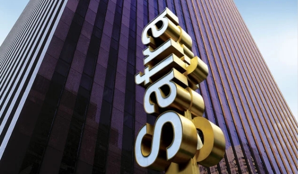 Filho de bilionário brasileiro fundador do Banco Safra processa família