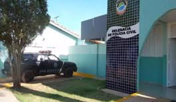 Ex-namorado espanca jovem, corta cabelos de mulher e esfaqueia amigos em MS