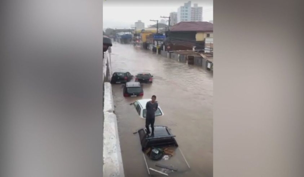 Corpo é encontrado na Grande SP após fortes chuvas; um segue desaparecido