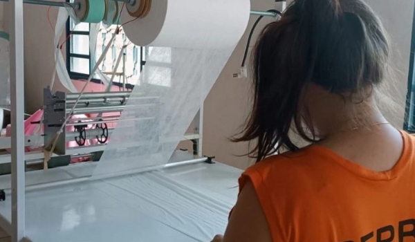 Absorventes produzidos em presídio levam dignidade menstrual a internas e estudantes de Rio Brilhante