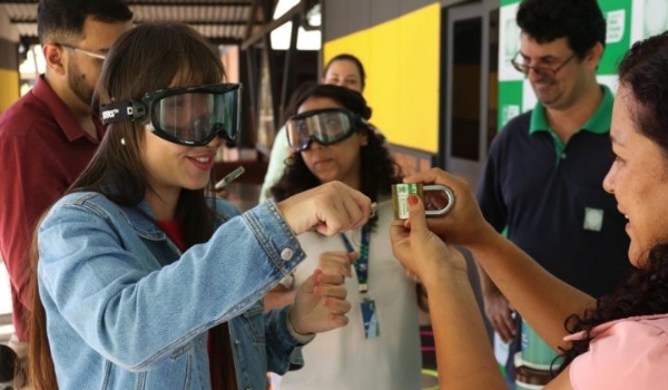 Ação educativa usa óculos simulador de embriaguez para conscientizar que álcool e direção não combinam