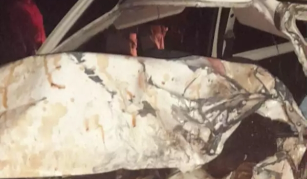 Carro colide em carreta, motorista morre e passageiro fica ferido