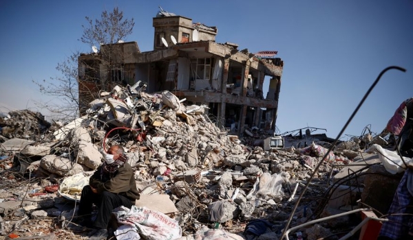 Equipes de resgate da Turquia dizem que ainda ouvem vozes sob escombros após terremoto