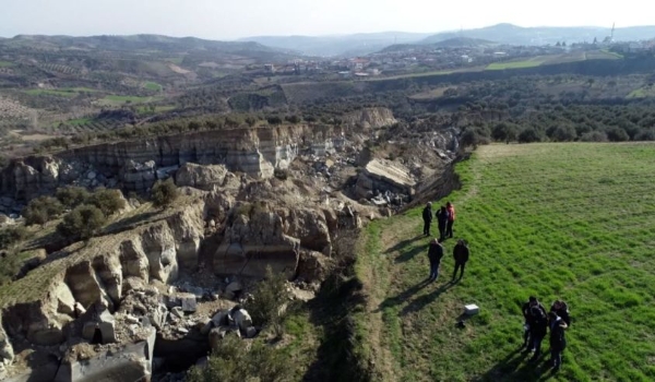 Terremoto criou um abismo profundo no meio de um terreno turco de oliveiras