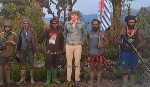 Piloto feito refém aparece em fotos com rebeldes armados da Papua Ocidental
